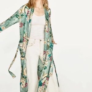 HOST PICK 💕 Vintage inspired floral kimono